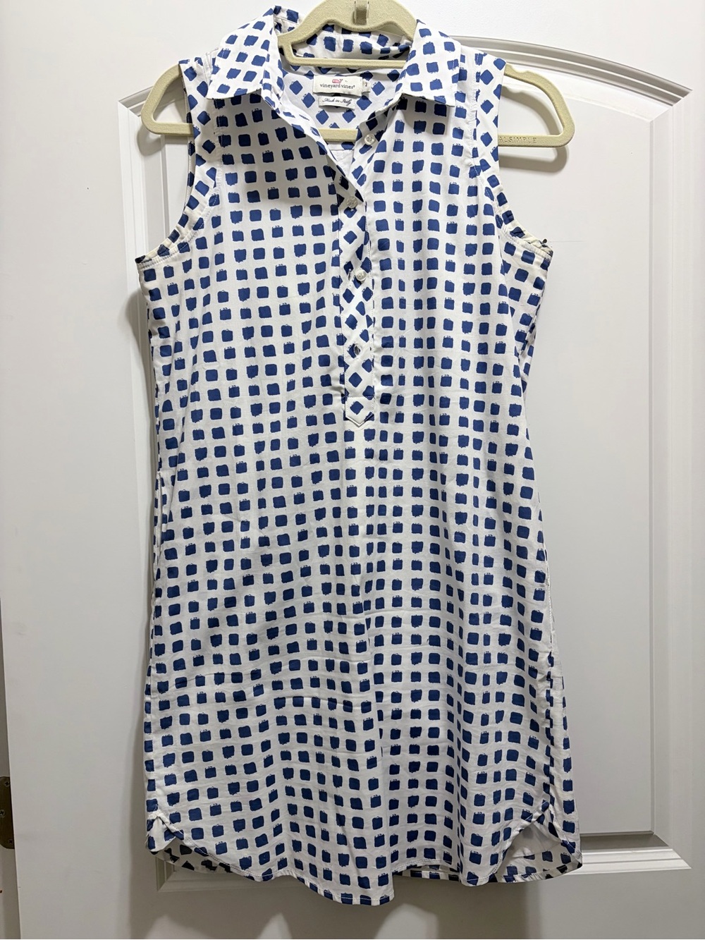 Vineyard Vines White Button-Up Shirt with Blue Geometric Print